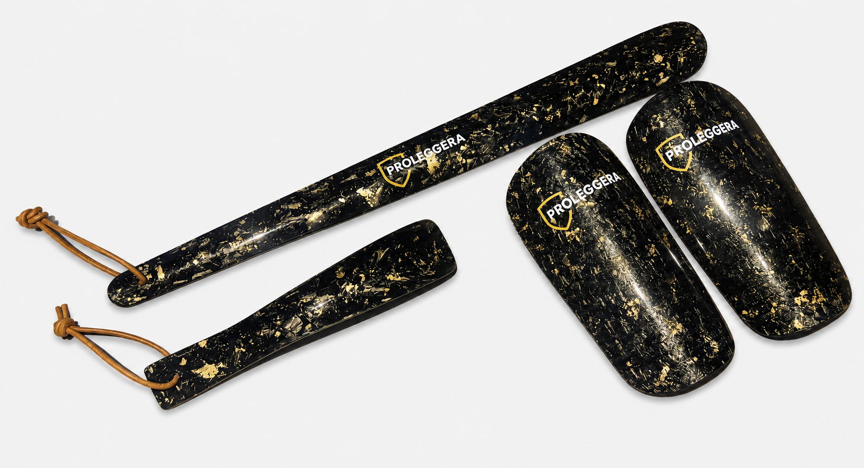 Dárkový set pro fotbalistu Full Pack Forged Carbon Gold.
Fotbalové chrániče z forged karbonu se zlatými fragmenty v sadě s velkou a malou lžíci na boty z karbonu.