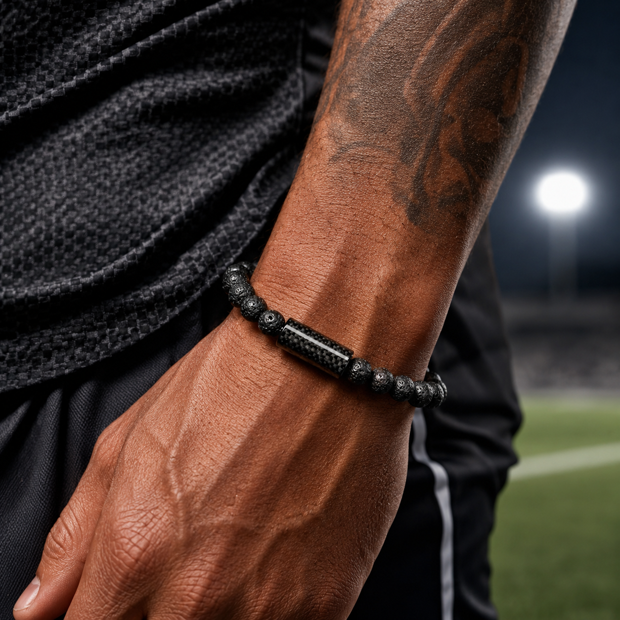 Schwarzes Herrenarmband PROLEGGERA aus Lavasteinperlen mit Carbon-Detail.